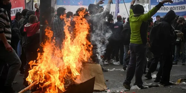 El Gobierno descartó infiltrados en los disturbios frente al Congreso