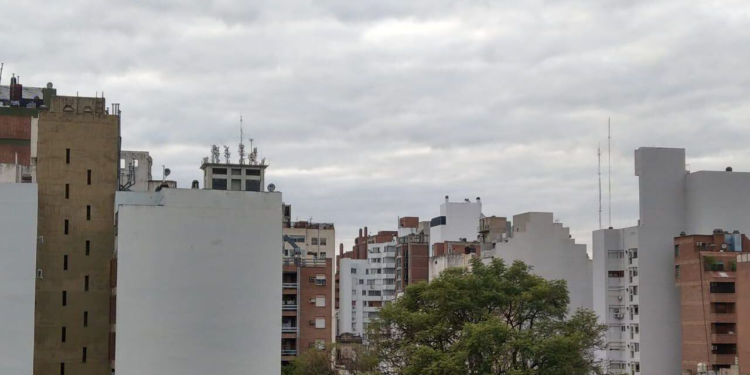 Clima en Córdoba: cielo cubierto y viento leve del norte