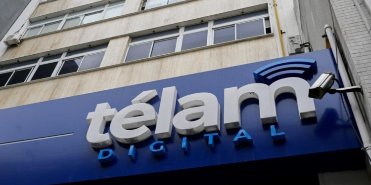 Adorni confirmó que los medios públicos quedarán bajo su órbita y que el plan es privatizarlos