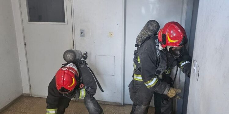 Susto en Córdoba por incendio en un departamento: 20 autoevacuados