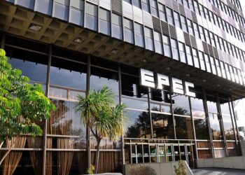 Llaryora firmó un decreto para convertir a Epec en sociedad anónima