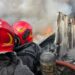 Bomberos combaten dos focos y una vivienda resulta destruida