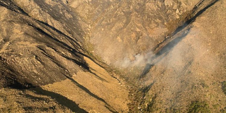 El incendio en la zona del Cerro Champaquí está contenido, con perímetros inestables