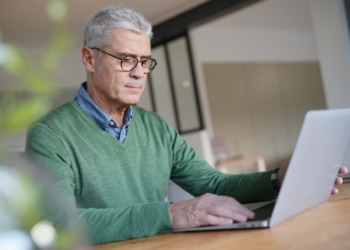 Lanzan cursos gratuitos en nuevas tecnologías para mayores de 50 años
