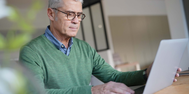 Lanzan cursos gratuitos en nuevas tecnologías para mayores de 50 años