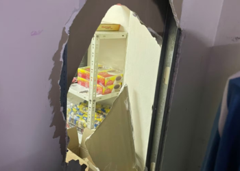 Adolescentes hicieron un boquete para robar alimentos en una residencia