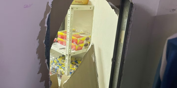 Adolescentes hicieron un boquete para robar alimentos en una residencia