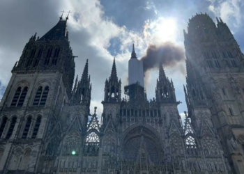 Se incendió la torre de la catedral de Notre Dame: ordenaron evacuar la zona
