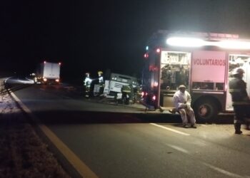 Un camión volcó en la ruta 36 y dejó como saldo un muerto