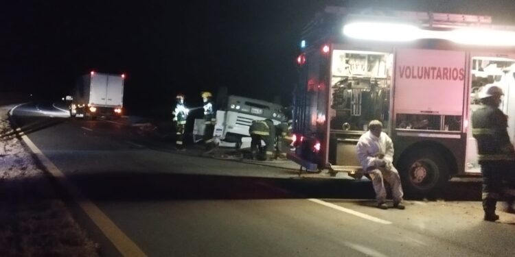 Un camión volcó en la ruta 36 y dejó como saldo un muerto