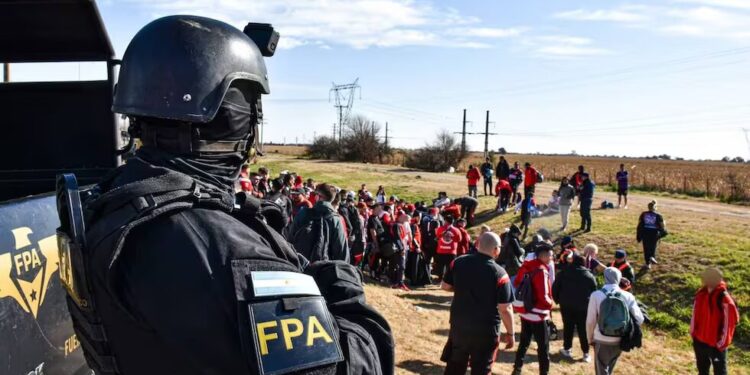 Detuvieron a 77 barras de River que viajaban al partido contra Talleres