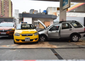 Un choque de dos vehículos provocó una fuga de gas en una estación de servicio en barrio Güemes