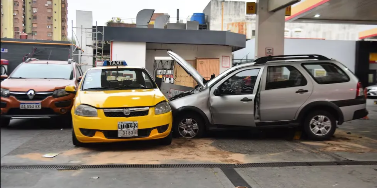 Un choque de dos vehículos provocó una fuga de gas en una estación de servicio en barrio Güemes