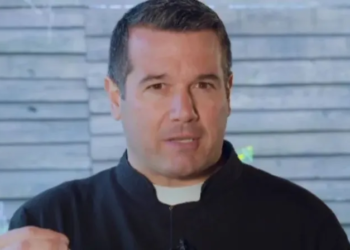 La Iglesia echó al cura que organizó la reunión de legisladores con genocidas