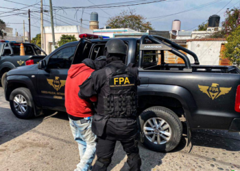 Detuvieron a dos individuos por comercializar drogas en barrio General Bustos