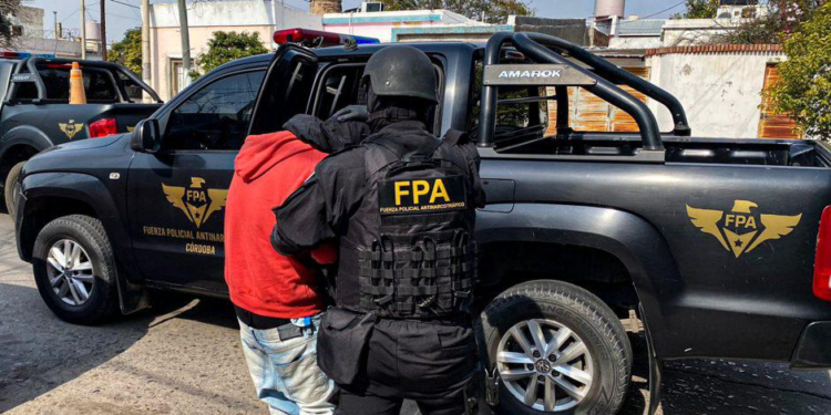 Detuvieron a dos individuos por comercializar drogas en barrio General Bustos