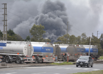 Extinguieron el incendio en la refinería de Ensenada