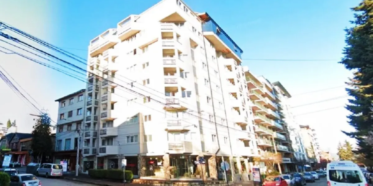 Un estudiante en estado grave tras caer del sexto piso de un edificio en Bariloche