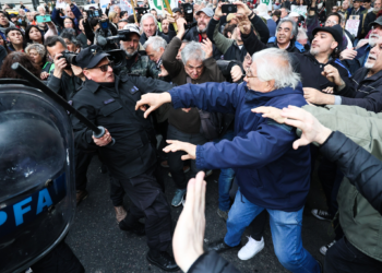 Incidentes en el Congreso durante una protesta de jubilados contra el veto de Milei