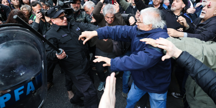Incidentes en el Congreso durante una protesta de jubilados contra el veto de Milei