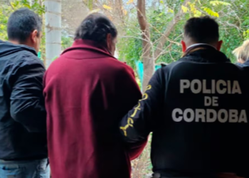 Detuvieron a un hombre por arrojar a una mujer atada de pies y manos desde un auto en Córdoba
