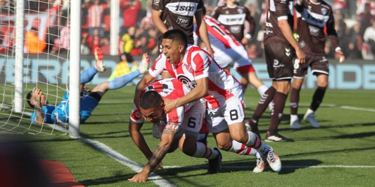 Instituto le ganó a Platense y quedó a dos del líder