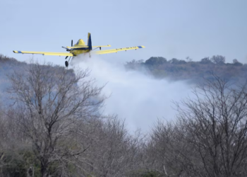 Bomberos continúan el combate del fuego en Ascochinga
