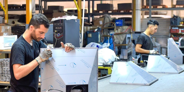 La producción de la industria pyme volvió a caer en agosto