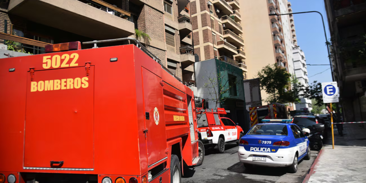 Rescataron a dos personas de un departamento que se incendió en Nueva Córdoba