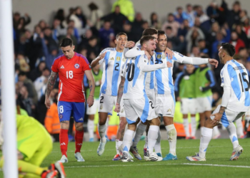 Argentina goleó a Chile y sigue líder en las Eliminatorias