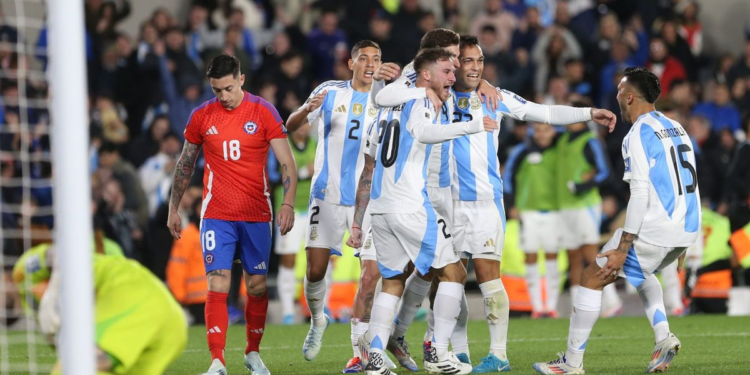 Argentina goleó a Chile y sigue líder en las Eliminatorias