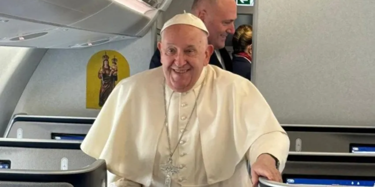 El Papa emprende el viaje más largo de su pontificado