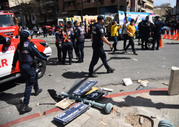 Impactante siniestro vial en Córdoba: un conductor atropelló a peatones