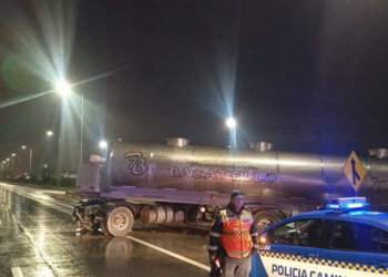 Un camión con 24 mil kilos de chocolate volcó en avenida Circunvalación