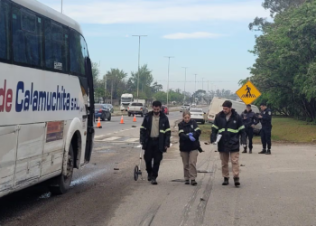 Un joven murió tras el impacto de una camioneta mientras esperaba el colectivo