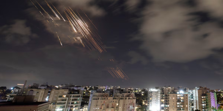 Irán lanzó más de 200 misiles hacia Israel en una ofensiva sin precedentes