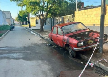 Una mujer murió de dos disparos en la vereda de su casa