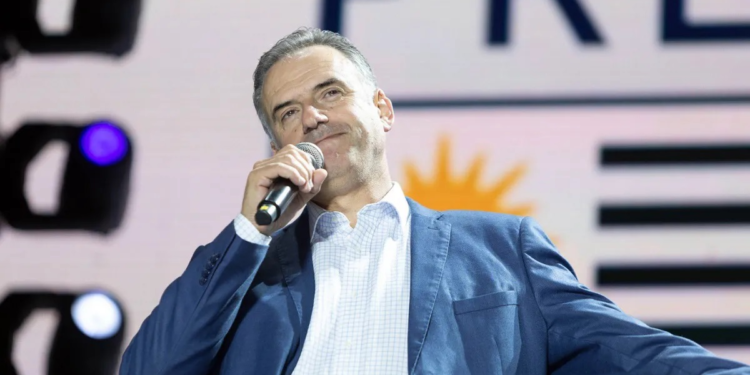 Balotaje en Uruguay: el opositor Yamandú Orsi será el nuevo presidente