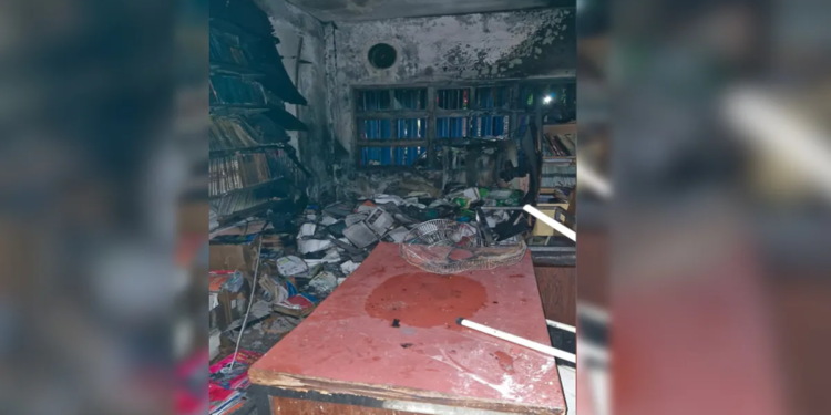 Se incendió una biblioteca en barrio Los Boulevares