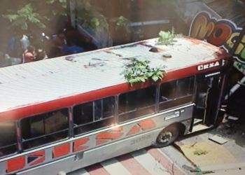 Un colectivo chocó contra un semáforo en el centro de Córdoba: hay dos heridos