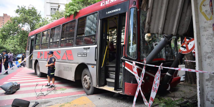 Imputaron al chofer del colectivo que embistió a dos mujeres