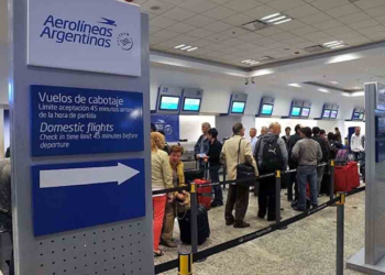 El Gobierno se reúne con los gremios para acordar en medio del conflicto aeronáutico