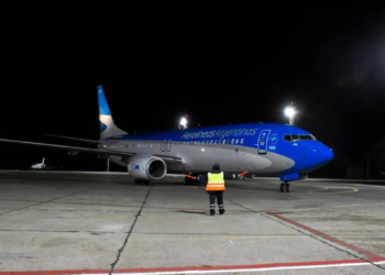 Aerolíneas Argentinas comenzó a operar sus vuelos nocturnos a precios reducidos