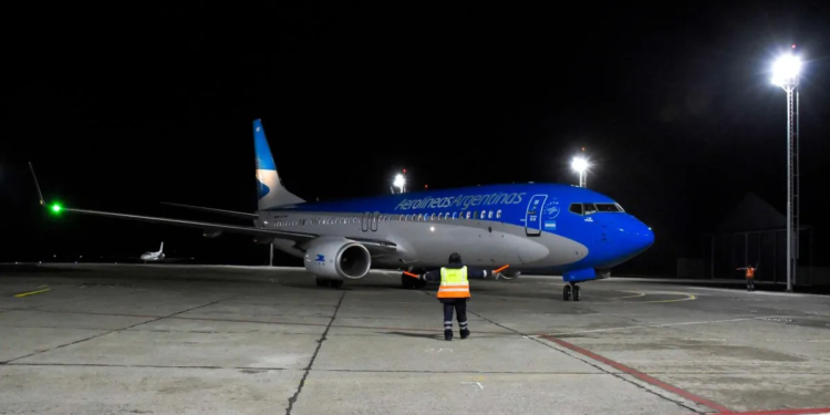 Aerolíneas Argentinas comenzó a operar sus vuelos nocturnos a precios reducidos
