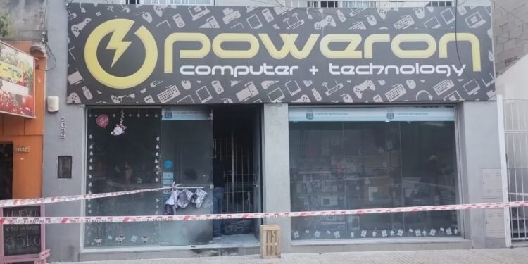 Dos personas lanzaron una bomba molotov y ocasionaron un incendio en un local