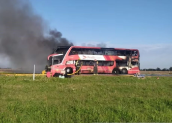 Incendio en un colectivo que trasladaba a 40 niños