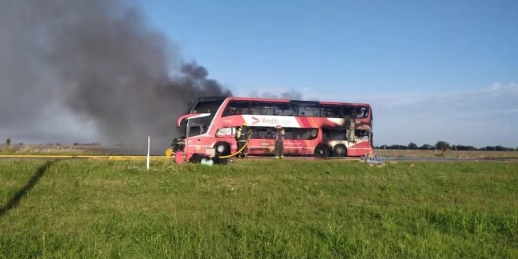 Incendio en un colectivo que trasladaba a 40 niños