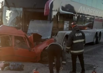 Una pareja murió por el choque frontal de un auto con un colectivo