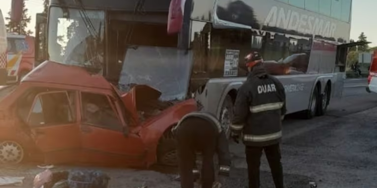 Una pareja murió por el choque frontal de un auto con un colectivo