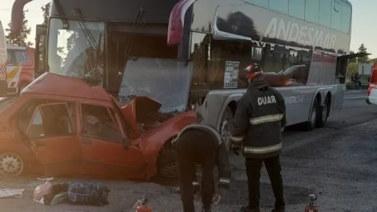 Una pareja murió por el choque frontal de un auto con un colectivo
